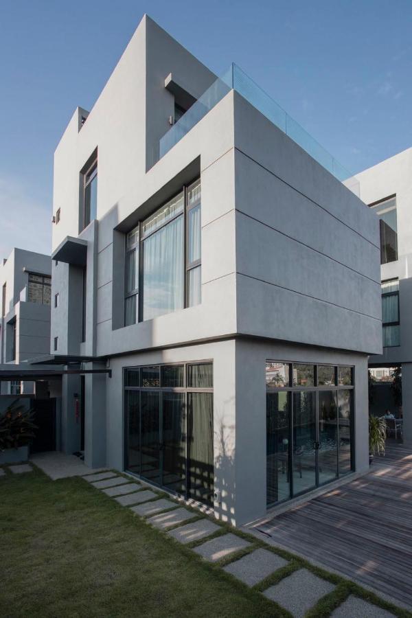 Lavanya H Villa 12A Luxury Bungalow With Private Swimming Pool H 豪华泳池别墅 Pantai Cenang  Exteriör bild